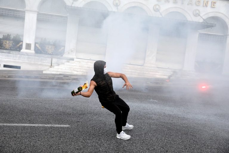 Parlamentul elen a fost atacat cu vopsea şi fumigene