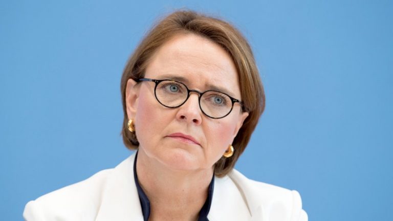 Secretarul de stat german pentru migraţie transmite un mesaj dur refugiaţilor: ‘Trebuie pedepsiţi sever!’