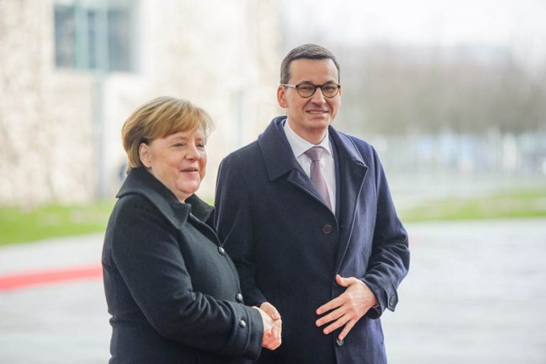 Morawiecki o critică pe Merkel pentru că a discutat cu Lukaşenko