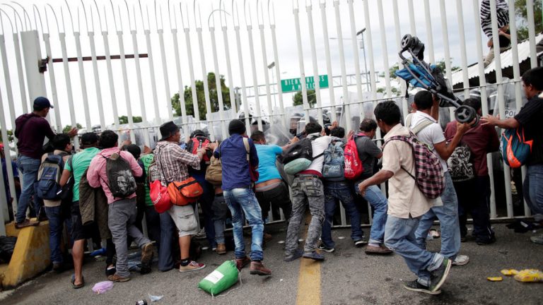 Mexicanii au blocat o caravană de peste o mie de migranţi