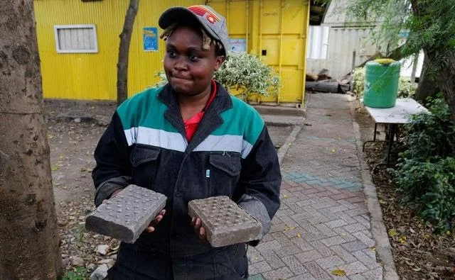 O kenyană face cărămizi din plastic reciclat MAI DURE decât cimentul