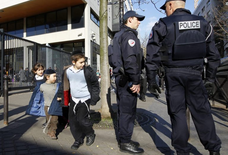 Alți patru elevi francezi au fost puși sub acuzare în cazul profesorului decapitat