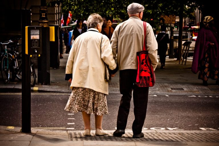 Sindicaliștii cer ca majorarea vârstei de pensionare a femeilor să se oprească la 61 de ani sau stabilirea unui moratoriu pentru o perioadă