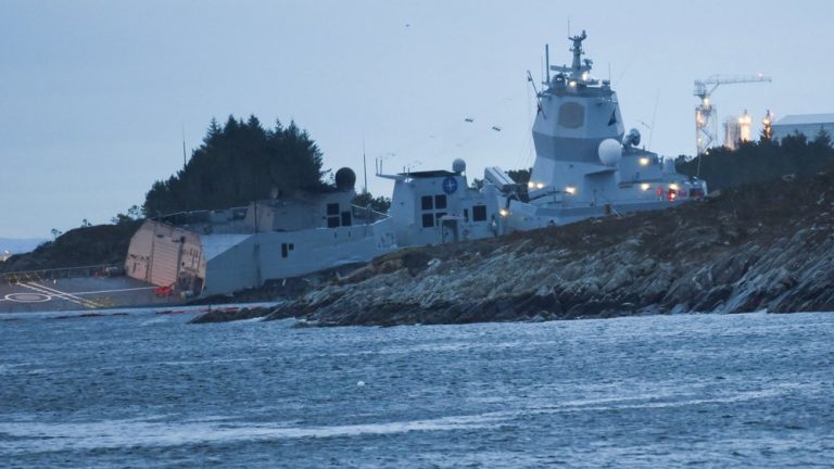 Accident maritim în Norvegia. Un vas militar s-a ciocnit cu un petrolier – VIDEO