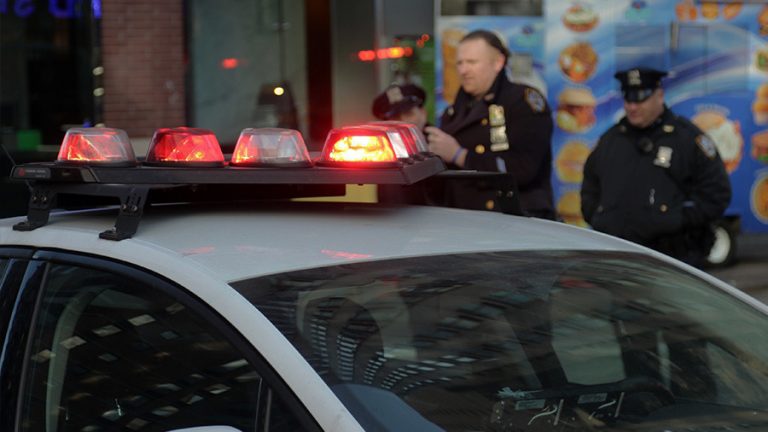 Incident bizar într-un bar din NYC. Polițiştii s-au luat la bătaie cu mai mulţi evrei