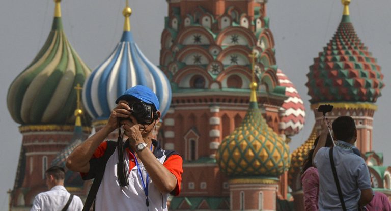 Aproape jumătate dintre tinerii ruși vor sa plece din țară (sondaj)