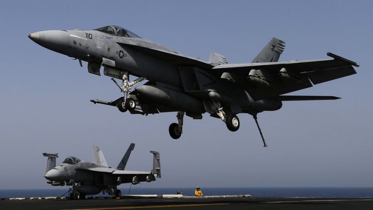 Două avioane militare americane s-au ciocnit în zbor în largul Japoniei; un mort și cinci dispăruţi
