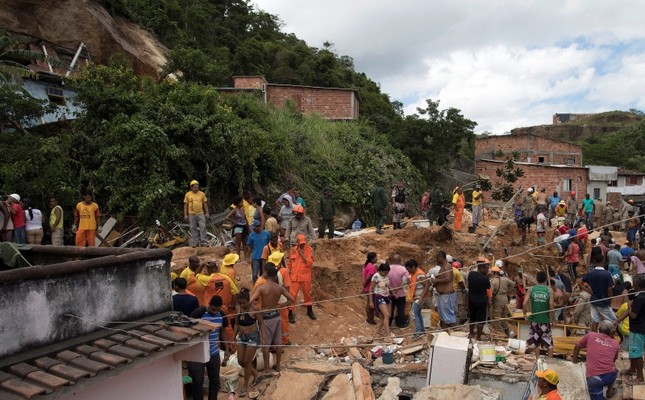Alunecare de teren în Brazilia. Cel puţin 15 oameni au murit – FOTO