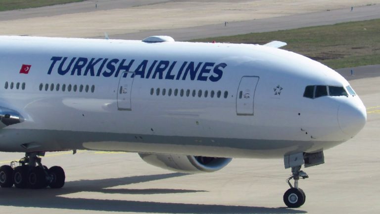 Un avion al Turkish Airlines, EVACUAT pe un aeroport din Germania