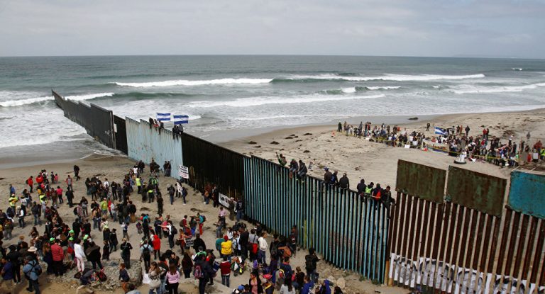 SUA îi arestează pe primii migranţi ajunşi la graniţa cu Mexicul – VIDEO