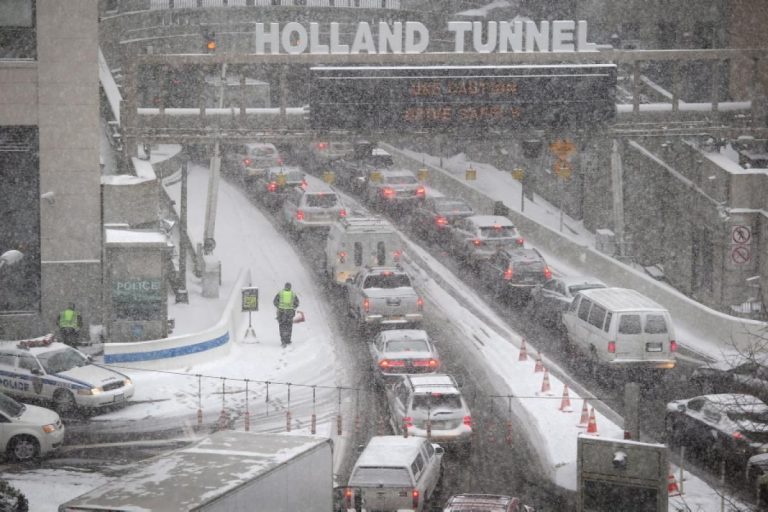 Prima ninsoare din iarna aceasta a paralizat traficul din New York – FOTO/VIDEO