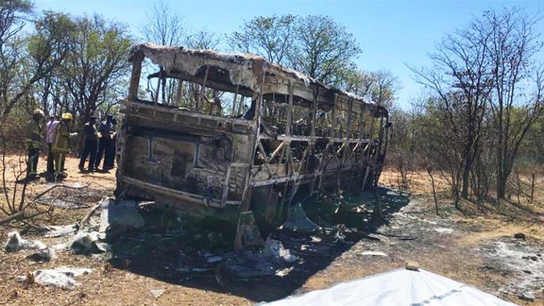 Tragedie rutieră în Zimbabwe. Cel puţin 42 de oameni au ars de vii – FOTO