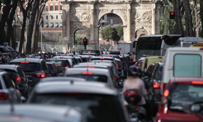 Primăria din Roma interzice temporar autovehiculele diesel, din cauza poluării