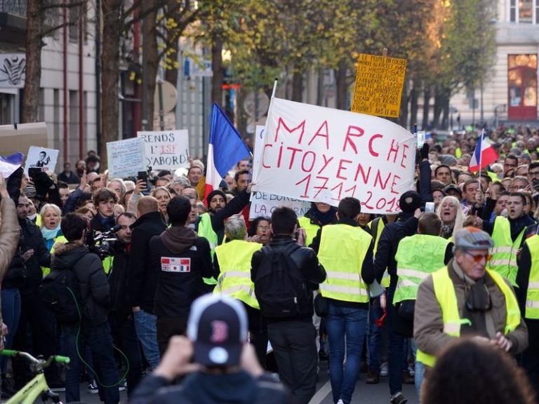 HAOS în Franța – Protestele “Vestelor Galbene” au degenerat: Peste 100 de persoane au fost reţinute la Paris (VIDEO)