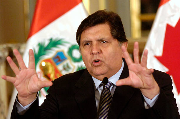 Fostul preşedinte peruan Alan Garcia a încercat să se sinucidă în timp ce poliţia îl aresta