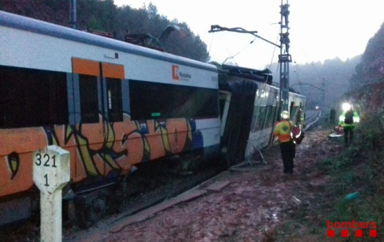 Un tren de navetişti a deraiat în Spania. Cel puţin un om a murit! – FOTO/VIDEO