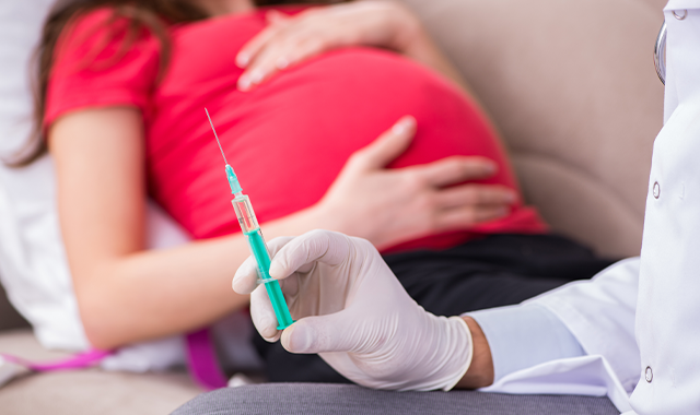 Vaccinarea gravidelor i-ar putea proteja de covid pe copii