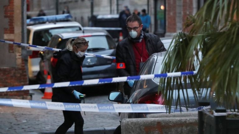 Atac cu cuțitul la Bruxelles; mai mulţi răniţi la o staţie de metrou din cartierul Molenbeek