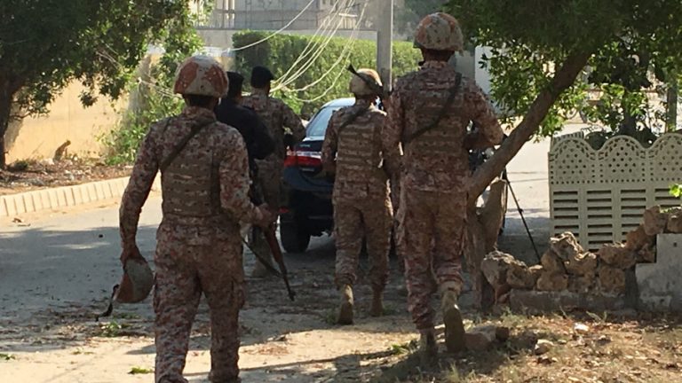 Mai mulți bărbați înarmați au atacat o secție de poliție din sudul Pakistanului