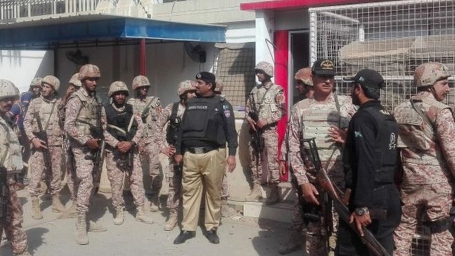 Bilanţ actualizat al atacului din Karachi: Patru oameni au fost ucişi, teroriştii au fost lichidaţi