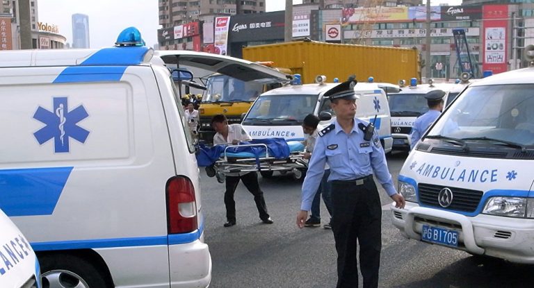 O maşină a intrat cu viteză pe un trotuar dintr-un oraş chinez. 9 oameni au fost ucişi