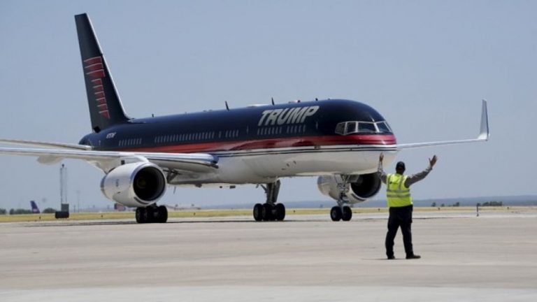 Avionul lui Trump a fost lovit de o altă aeronavă pe un aeroport din New York