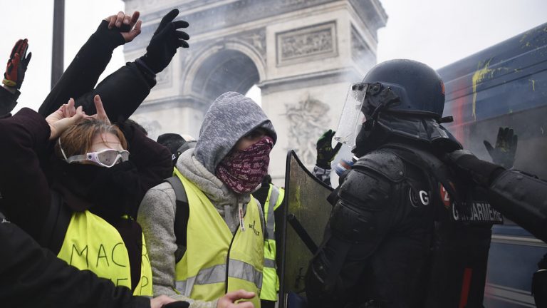 “Vestele galbene”: Ciocniri între forţele de ordine şi protestatari
