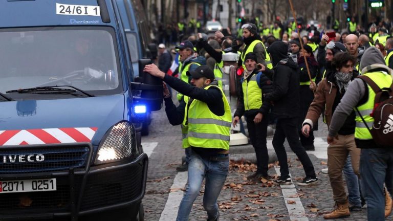 Peste 100 de persoane, reţinute la Paris în cursul protestelor ‘Vestelor Galbene’