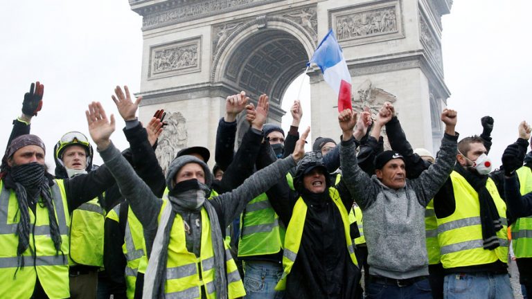 ‘Vestele galbene’: Zeci de mii de manifestanţi şi aproape 1000 de persoane reţinute pe teritoriul Franţei