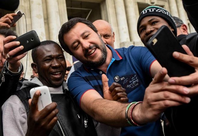 Salvini îşi apără legea care aruncă în stradă mii de migranţi
