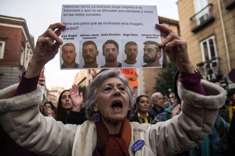 Scandal în Spania! Achitarea ‘lupilor’, acuzaţi de viol în grup, provoacă un val de indignare
