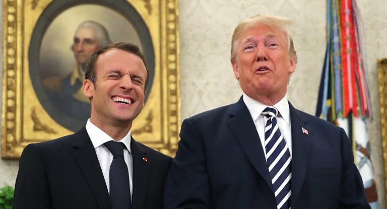 Trump îl ridiculizează pe Macron, imitându-l. Fostul președinte a stârnit hohote de râs