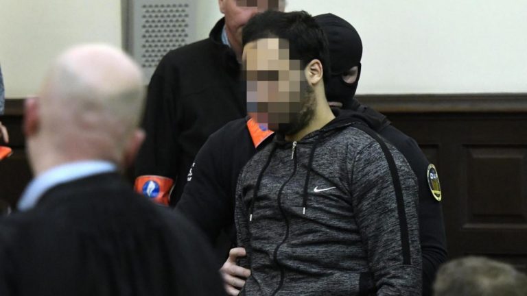 Doi islamişti implicaţi în atentatele din Franţa şi Belgia au fost inculpaţi la Paris