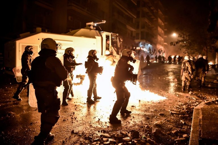 Proteste violente în Atena. 28 de persoane au fost arestate!