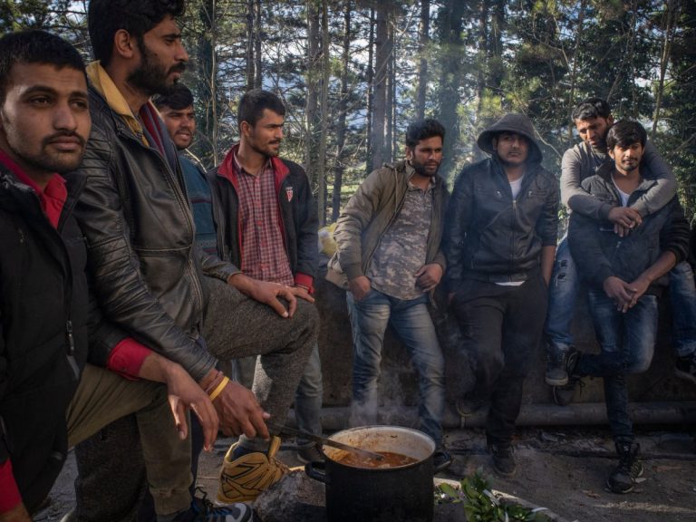 Mii de migranţi riscă să moară de frig în Bosnia