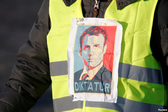 Guvernul francez cere populaţiei să oprească protestele ‘vestelor galbene’