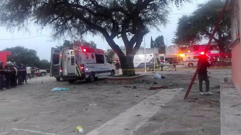 Explozie necontrolată în faţa unei biserici mexicane! Cel puţin opt oameni au murit! (VIDEO)