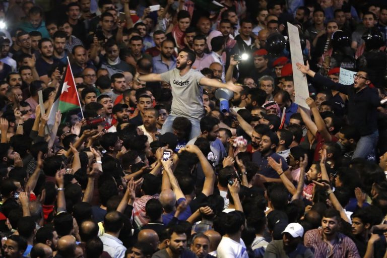 44 de arestări la manifestaţiile împotriva creşterii preţurilor la combustibil din Iordania