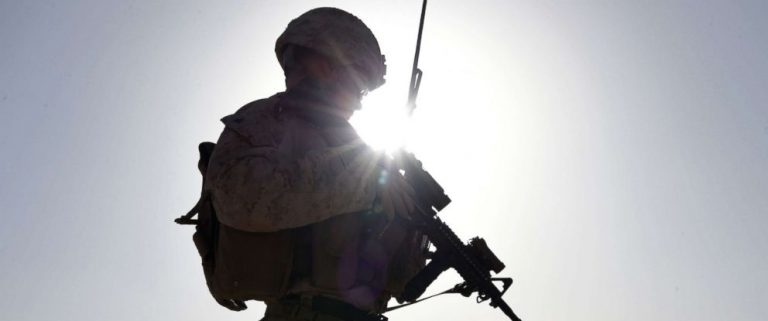 Trump vrea să salveze viaţa unui ‘erou militar american’, acuzat de crimă