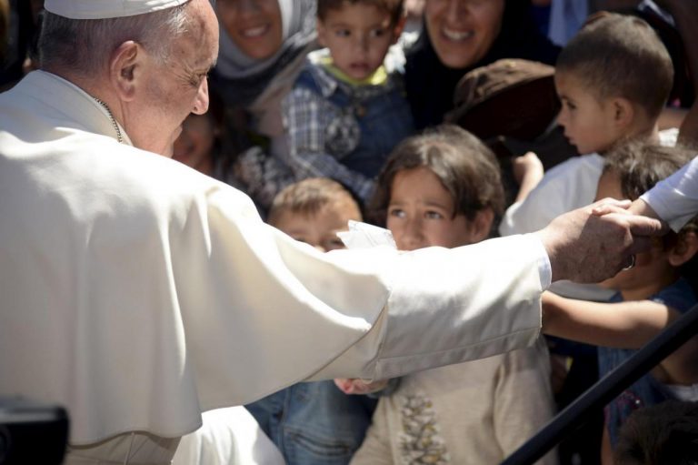 Papa Francisc cere organizarea unor ‘coridoare umanitare’ pentru migranţi