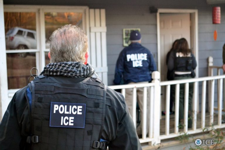 Autorităţile americane încep ‘VÂNĂTOAREA’ de imigranţi ilegali