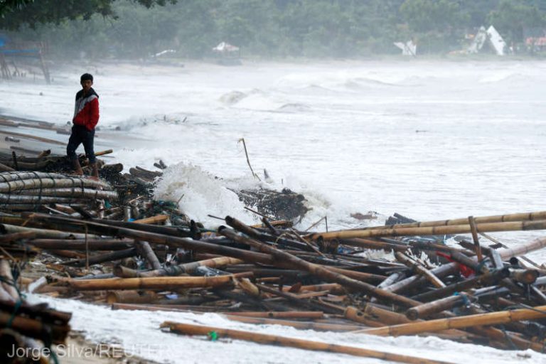 Bilanţul tsunami-ului din Indonezia revizuit în scădere la 426 de morți