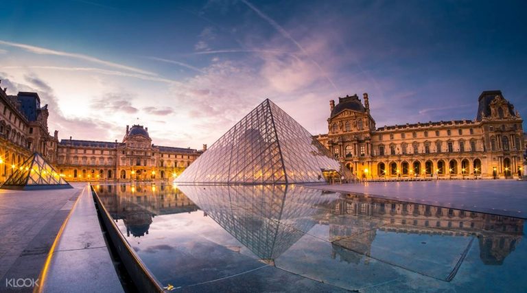 Muzeul Luvru din Paris şi-a redeschis porţile