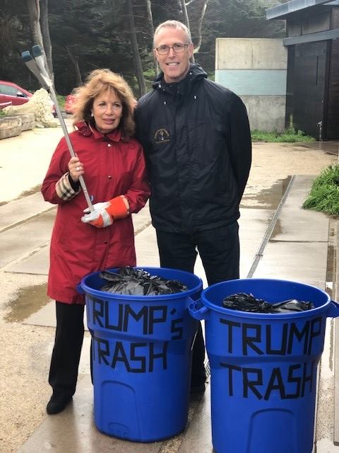 Democraţii americani au pus gunoiul la poarta lui Trump: ‘Aici este gunoiul dvs!’