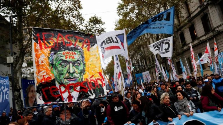 Proteste masive în Argentina pe fondul politicilor lui Mauricio Macri
