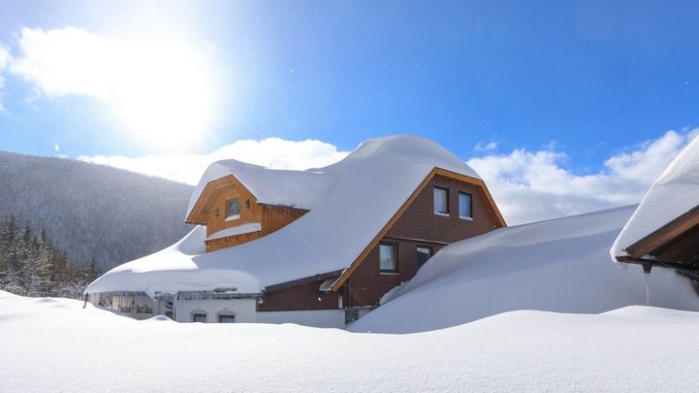 Două hoteluri din Austria au fost aproape îngropate de avalanșă. Turiștii au scăpat nevătămați – FOTO/VIDEO