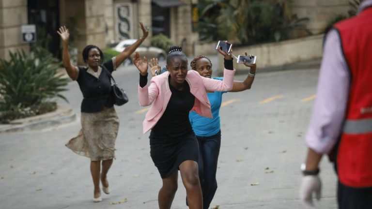 Cel puţin 15 oameni au fost omorâţi în atacul terorist din Nairobi