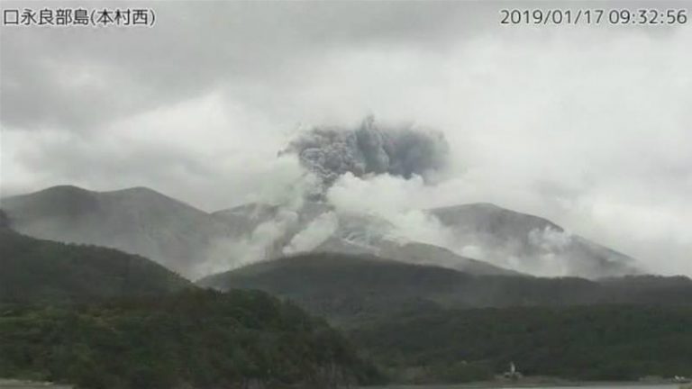 Un vulcan de pe o insulă japoneză intră în erupție. Autoritățile sunt în alertă!