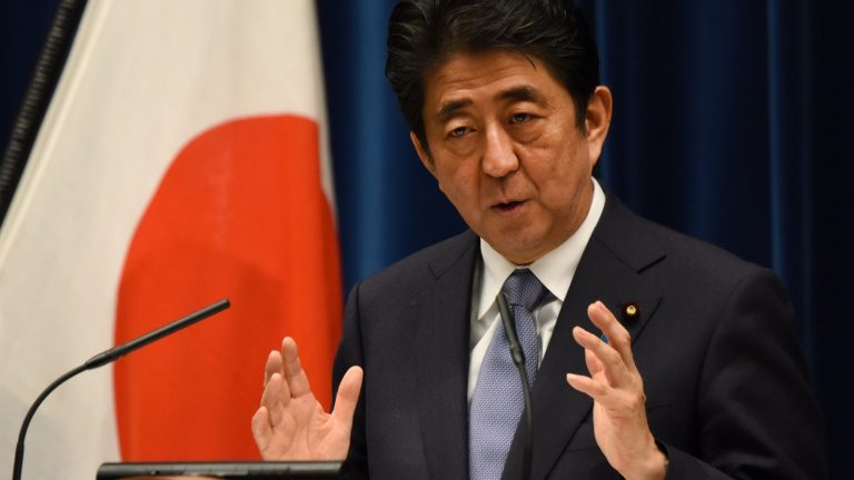 Japonia : Prim-ministrul şi-a cerut scuze public pentru că a cauzat pierderea încrederii populaţiei în guvern