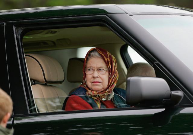 Regina Elizabeth a II-a a fost prinsă la volan FĂRĂ centură